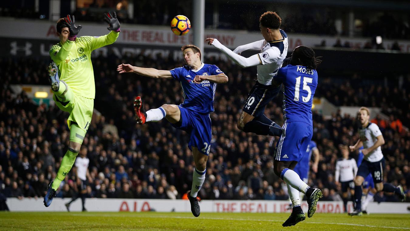 H&agrave;ng thủ Chelsea lộ tử huyệt