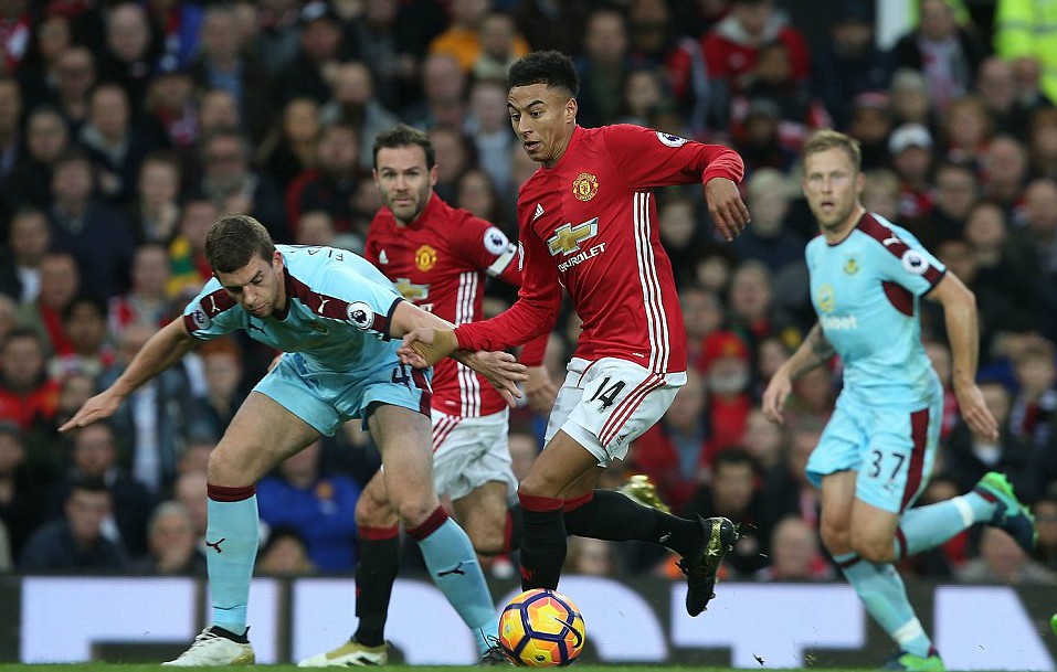 Man Utd 0-0 Burnley: Tiền đạo đ&aacute; bay ghế của Mourinho
