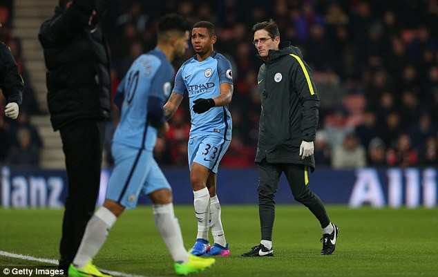 Gabriel Jesus c&oacute; thể nghỉ cả m&ugrave;a, Man City lo sốt v&oacute;