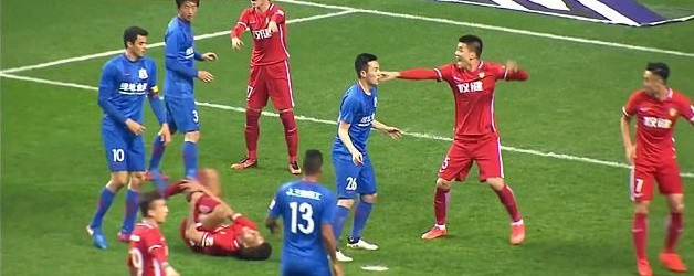 Axel Witsel lăn lộn vì đau đớn sau tình huống phạm lỗi của Qin Sheng Axel Witsel lăn lộn vì đau đớn sau tình huống phạm lỗi của Qin Sheng