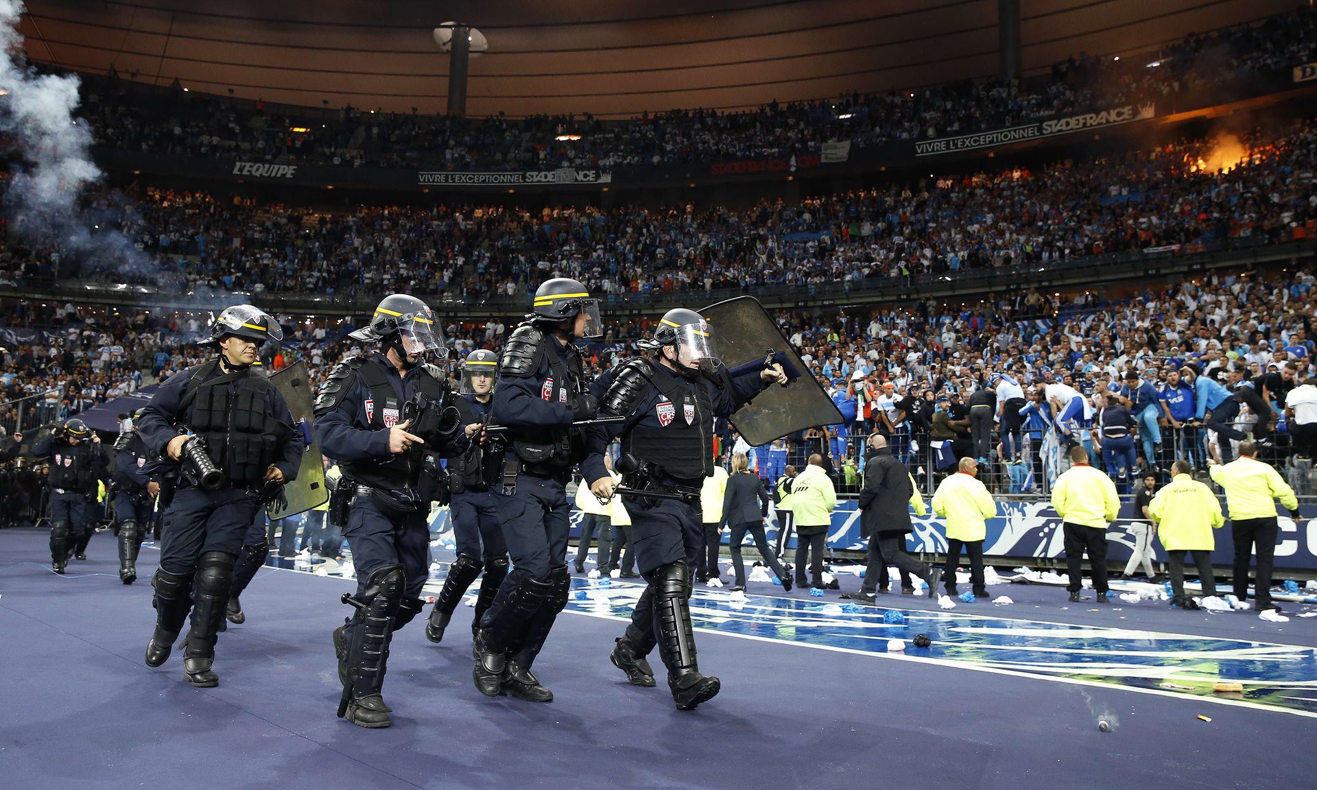 Sự cố ''vỡ s&acirc;n'' Stade de France khiến người Ph&aacute;p lo ngay ng&aacute;y