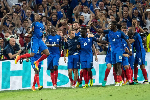 HLV Didier Deschamps: &ldquo;Chẳng c&oacute; c&ocirc;ng thức n&agrave;o để chặn Ronaldo&rdquo;!