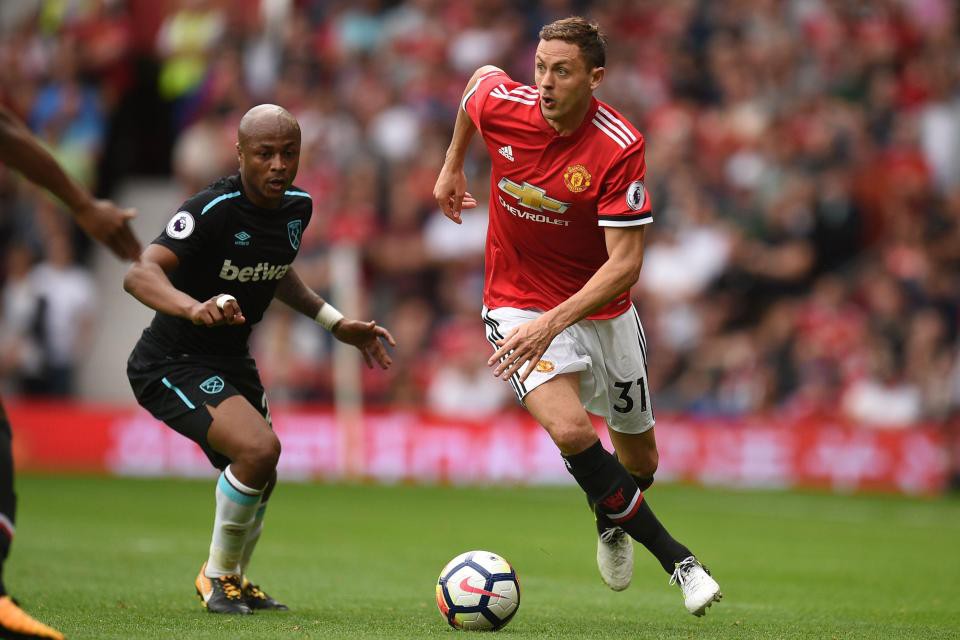 HLV Antonio Conte không thể ngăn cản BLĐ Chelsea bán Nemanja Matic (áo đỏ) cho Man Utd HLV Antonio Conte không thể ngăn cản BLĐ Chelsea bán Nemanja Matic (áo đỏ) cho Man Utd