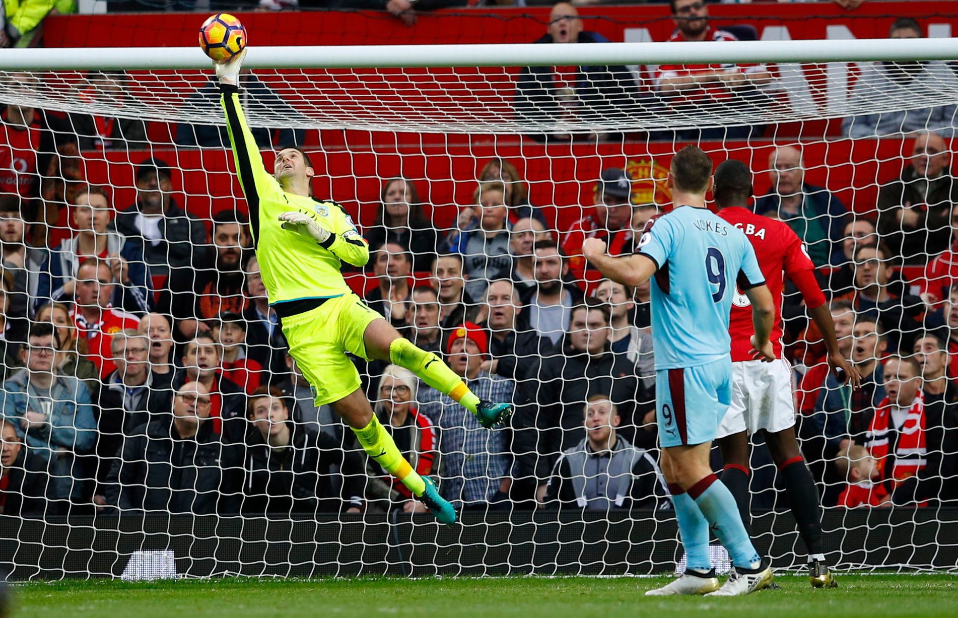 Man Utd 0-0 Burnley: Tiền đạo đ&aacute; bay ghế của Mourinho