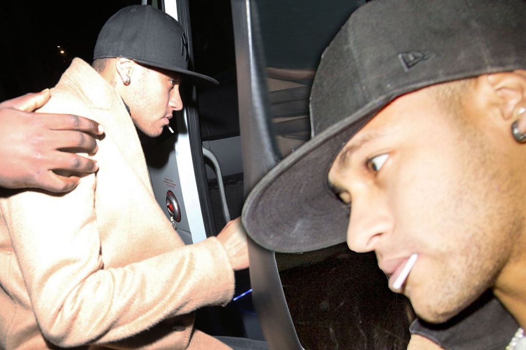 Neymar nhận lương chỉ sau Messi để ở lại Barca 