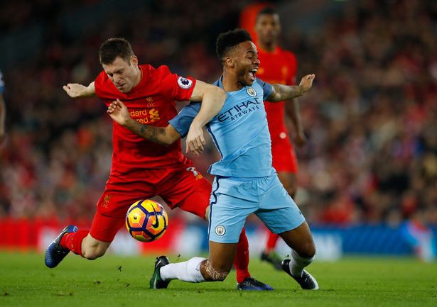 Sterling (áo xanh) từng nổi loạn để được rời Liverpool Sterling (áo xanh) từng nổi loạn để được rời Liverpool
