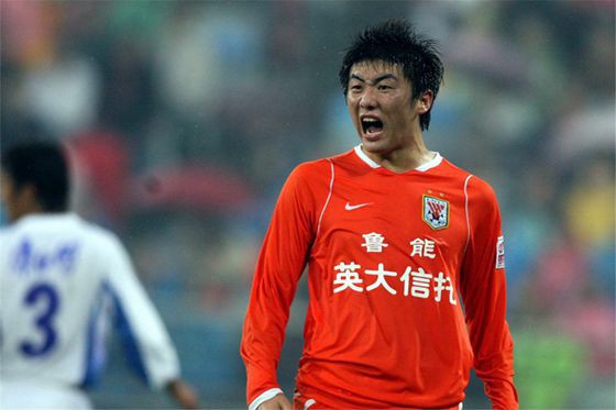 Cui Peng từng nhận án phạt kỷ lục, 120 triệu đồng chỉ vì một pha thúc cùi chỏ Cui Peng từng nhận án phạt kỷ lục, 120 triệu đồng chỉ vì một pha thúc cùi chỏ