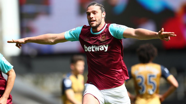 Truyền th&ocirc;ng Anh &ldquo;thổi phồng&rdquo; về Andy Carroll