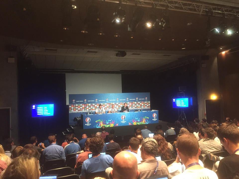HLV Didier Deschamps: &ldquo;Chẳng c&oacute; c&ocirc;ng thức n&agrave;o để chặn Ronaldo&rdquo;!
