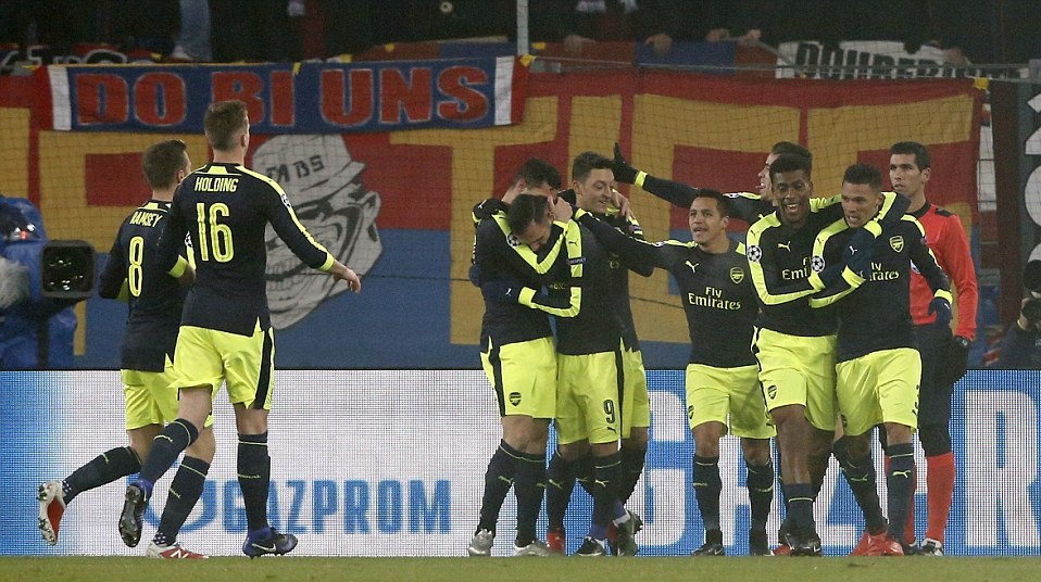 Arsenal lên ngôi đầu, Barca san bằng kỷ lục ghi bàn ở Champions League