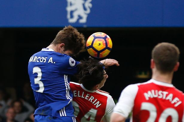 Bàn thắng của Marcos Alonso vào lưới Arsenal có hợp lệ?