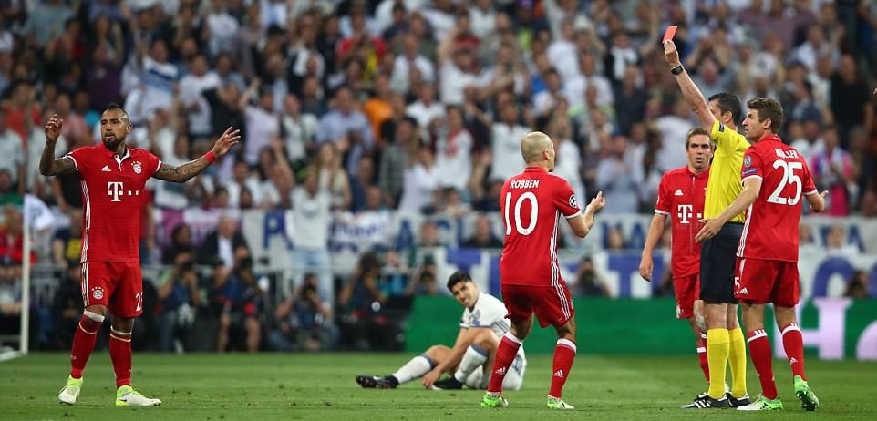 Ai điều phối trọng tài trong các sự cố có lợi cho Barcelona, Real Madrid?