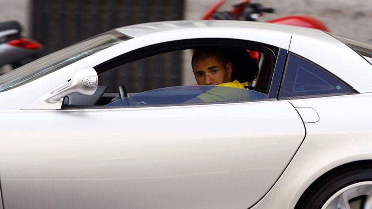 Video: Benzema suýt gây tai nạn vì mải chào NHM