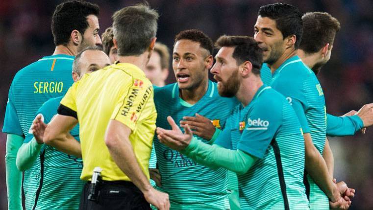 Trọng tài "phù phép" để Real Madrid vượt Barca dẫn đầu La Liga?