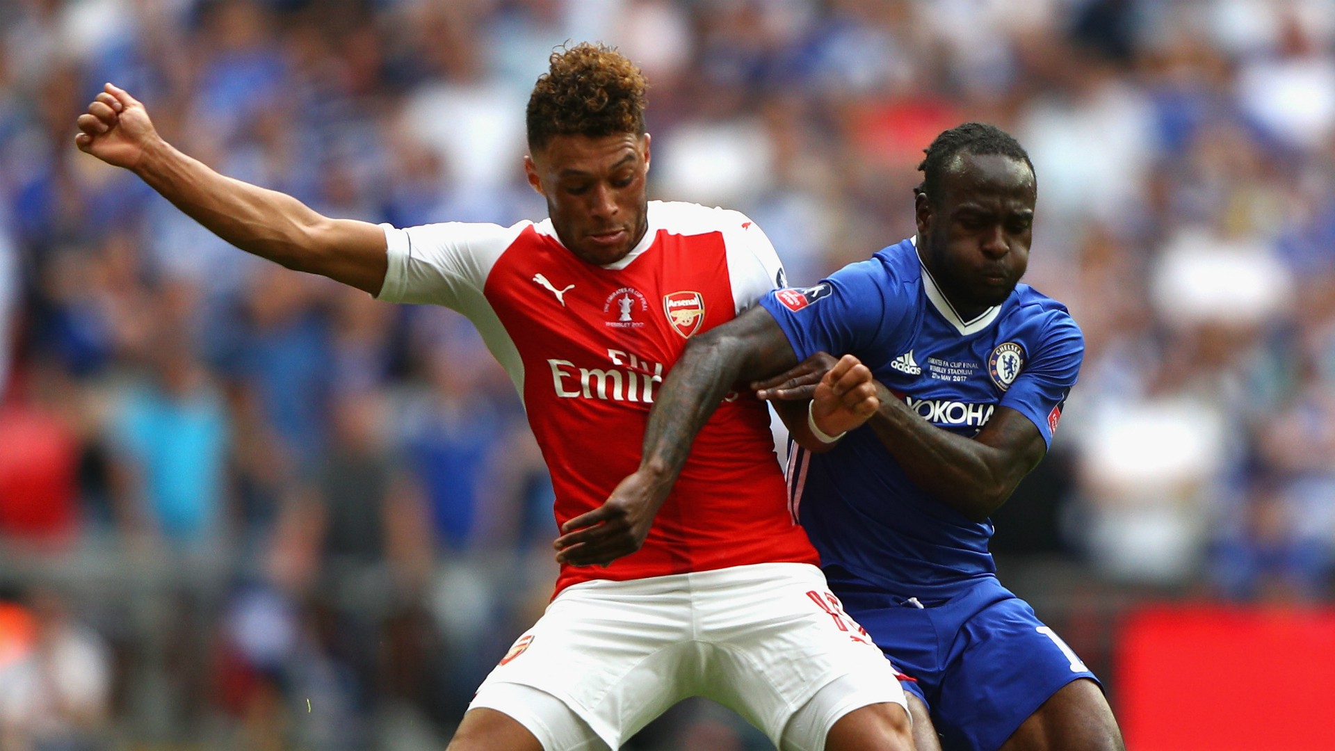 Chelsea muốn mua Chamberlain (áo đỏ) để hỗ trợ Moses (áo xanh) Chelsea muốn mua Chamberlain (áo đỏ) để hỗ trợ Moses (áo xanh)