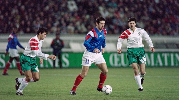 Cantona v&agrave; đồng đội đ&atilde; kh&ocirc;ng thể gi&uacute;p ĐT Ph&aacute;p vượt qua v&ograve;ng loại World Cup 1994