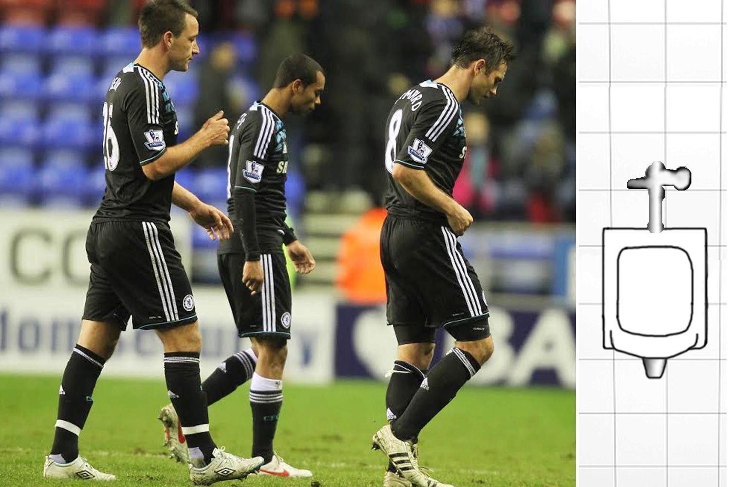 Cầu thủ Chelsea đi tiểu cùng một chỗ để cầu may