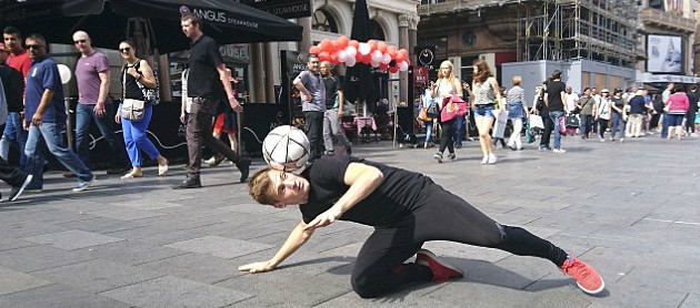 Cầu thủ tâng bóng nghệ thuật lương ngang triệu phú Premier League
