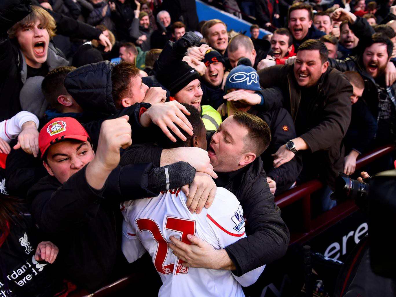 CĐV Liverpool "cưỡng hôn" Origi trong ngày Valentine