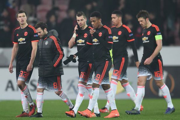 CĐV Man Utd ví cầu thủ với "chất thải"