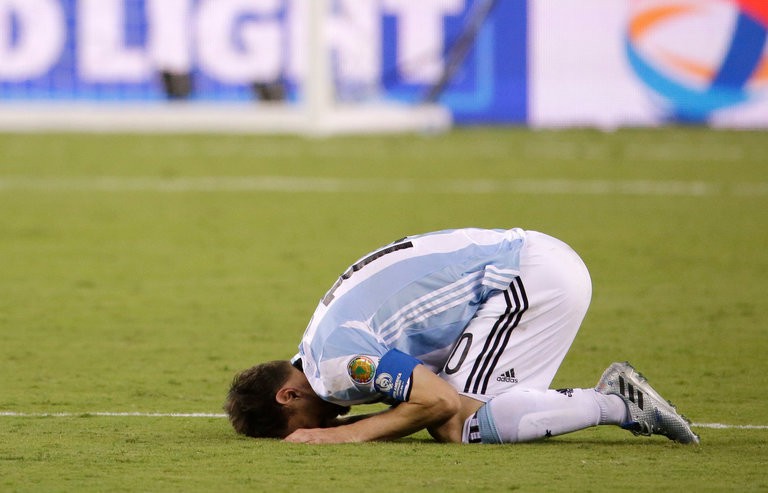 CĐV trúng đậm nhờ quả bóng Messi sút hỏng penalty