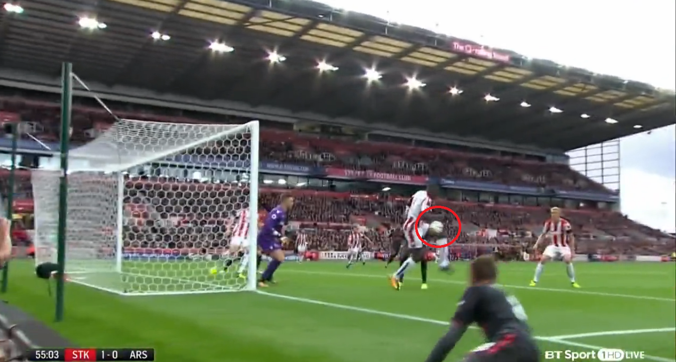 Kurt Zouma dùng tay cản bóng từ đường chuyền của Aaron Ramsey Kurt Zouma dùng tay cản bóng từ đường chuyền của Aaron Ramsey