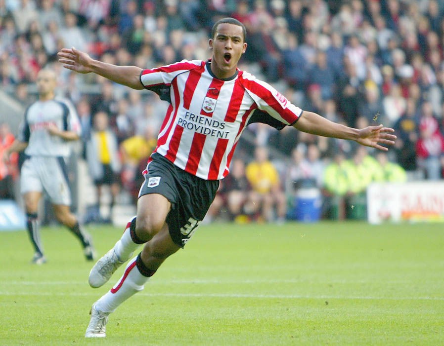 Walcott c&oacute; thể trở lại đội b&oacute;ng cũ Southampton trong thời gian tới