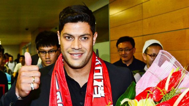 Từ vụ Trung Quốc mua lại AC Milan: Vãi tiền từ trong ra ngoài