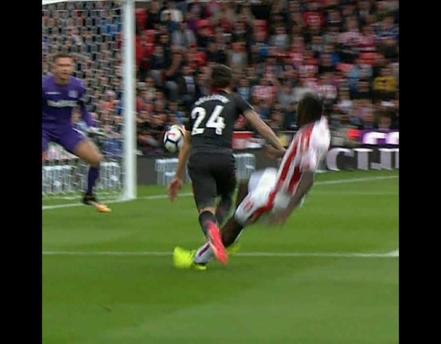 Bellerin đã bị Diouf phạm lỗi?? Bellerin đã bị Diouf phạm lỗi??
