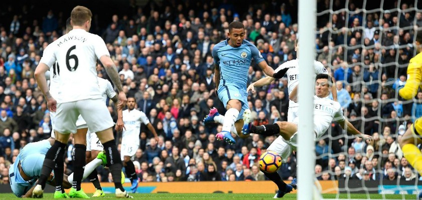 Jesus lại sắm vai "Chúa cứu thế" Man City