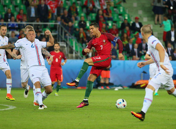 Ronaldo thường ''v&ocirc; hại'' tại EURO v&agrave; World Cup