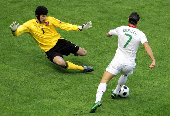 Ronaldo thường ''v&ocirc; hại'' tại EURO v&agrave; World Cup