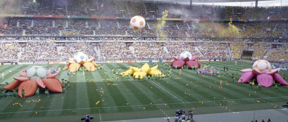 EURO 2016 khai mạc bằng một lễ hội đầy m&agrave;u sắc