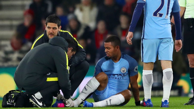 Man City phát "sốt" vì Gabriel Jesus nguy cơ nghỉ cả mùa