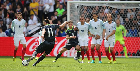 Gareth Bale san bằng kỷ lục ghi bàn từ chấm đá phạt ở EURO
