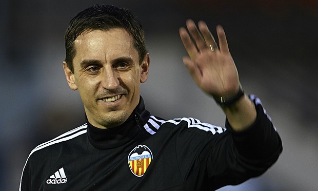 Gary Neville nhận quà sinh nhật ý nghĩa từ fan nhí