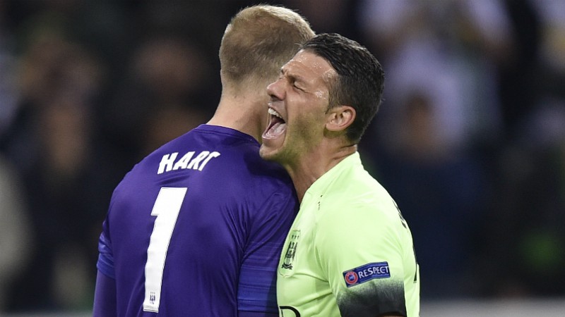 Hàng phòng ngự Man City: Đã “rách” lại còn “nát”