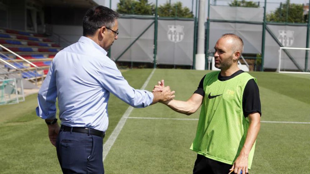Iniesta sẽ k&yacute; hợp đồng với Barcelona v&agrave;o h&ocirc;m nay