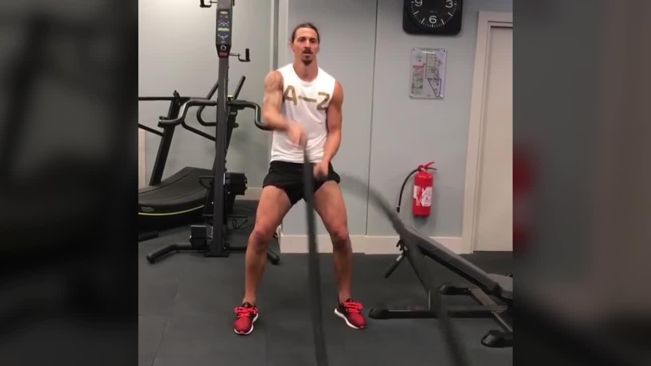 Ibrahimovic đ&atilde; trở lại t&acirc;̣p luy&ecirc;̣n sau khi b&igrave;nh phục ch&acirc;́n thương đ&acirc;̀u g&ocirc;́i