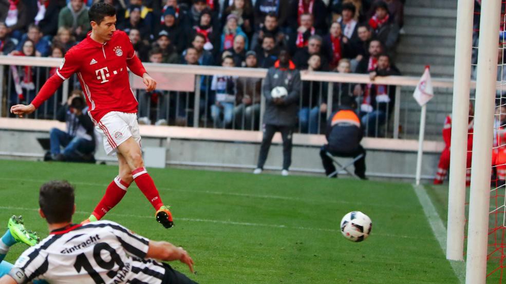 Lewandowski lập cú đúp, Bayern lập cột mốc ghi bàn liên tiếp