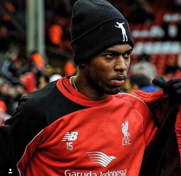 Liverpool cấm Sturridge sử dụng thương hiệu mũ riêng