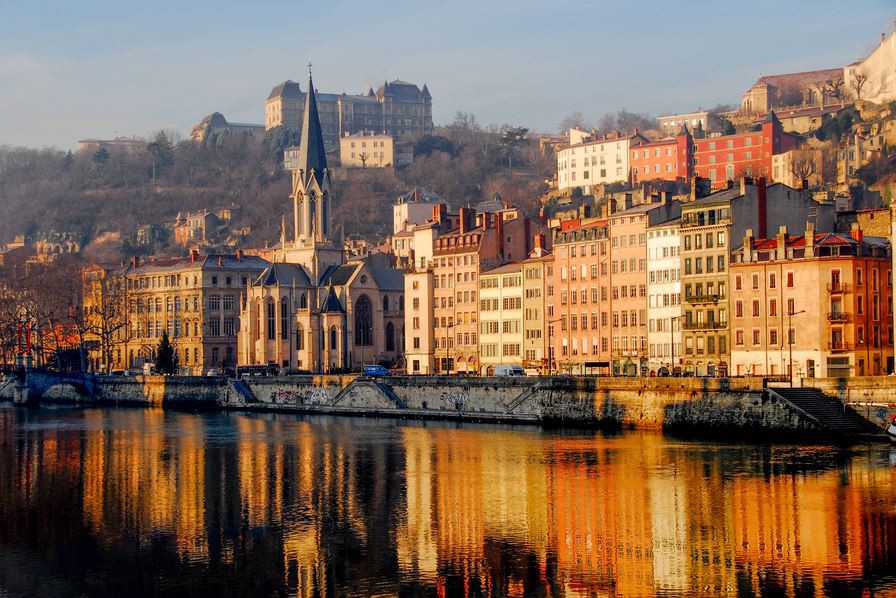 Vẻ đẹp lãng mạn của thành phố Lyon bên bờ sông Rhone Giới thiệu sân đấu tại VCK EURO 2016: Sân Stade de Lyon
