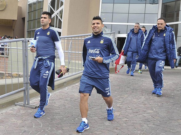 "Tuyển Argentina có thể bị cấm tham dự Copa America; Man Utd sẽ bán Mata và Blind"