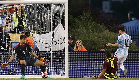 Messi cân bằng kỷ lục ghi bàn ở ĐTQG Argentina của Batistuta