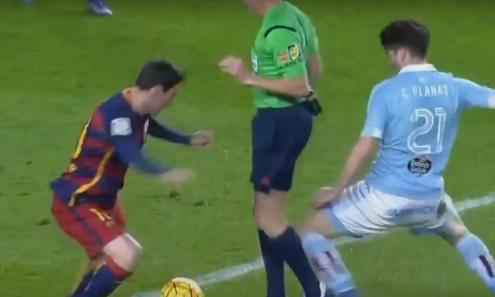 Messi "lợi dụng" trọng tài để qua người