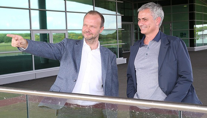 Ngày làm việc đầu tiên của Mourinho tại Man Utd