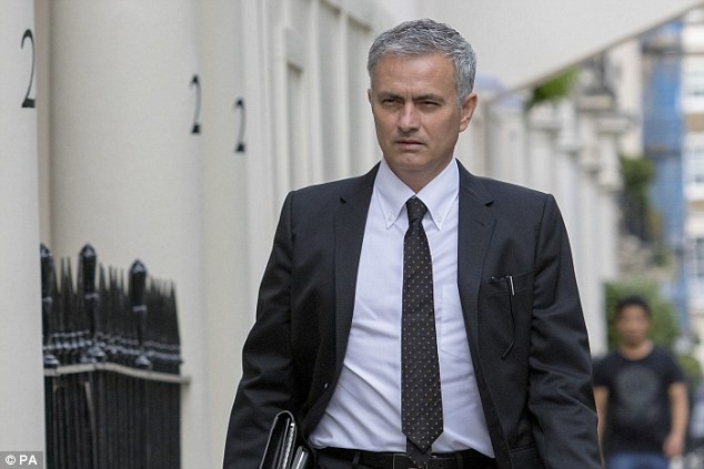 "Mourinho về Man Utd trong hôm nay, Barcelona không có nhà tài trợ"