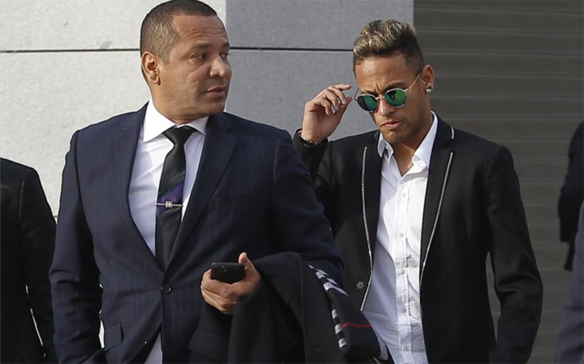 Neymar đang bị chèo kéo bởi nhiều đội bóng lớn Neymar nhận lương chỉ sau Messi để ở lại Barca