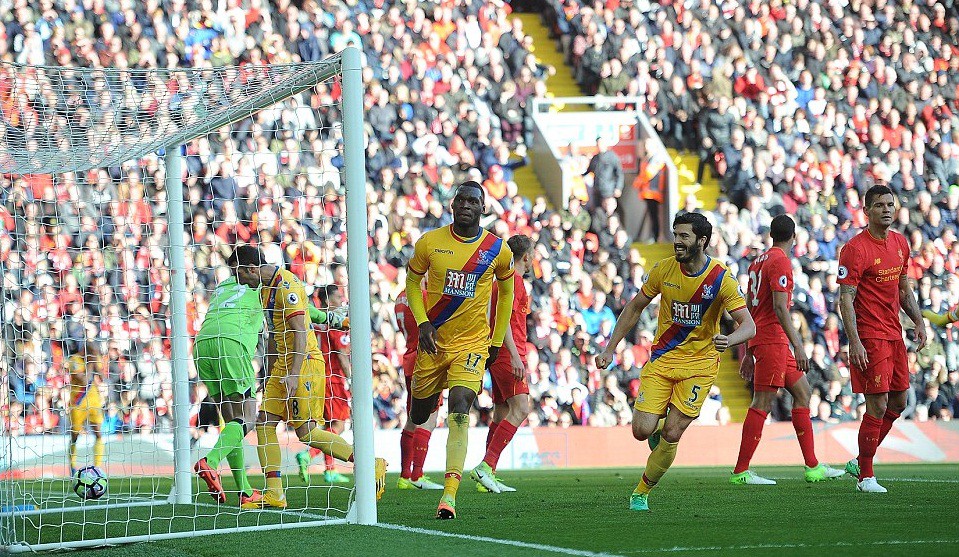Video: Liverpool thua sốc trước Palace vì... "phản đồ" Benteke