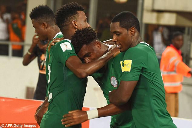 Nigeria vừa trở th&agrave;nh đội b&oacute;ng đầu ti&ecirc;n của ch&acirc;u Phi gi&agrave;nh v&eacute; dự World Cup 2018